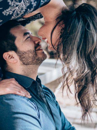 romantische Überraschung Mann verliebt machen verliebt trotz Beziehung Liebe Liebestests Küssen beim Date wie geht flirten