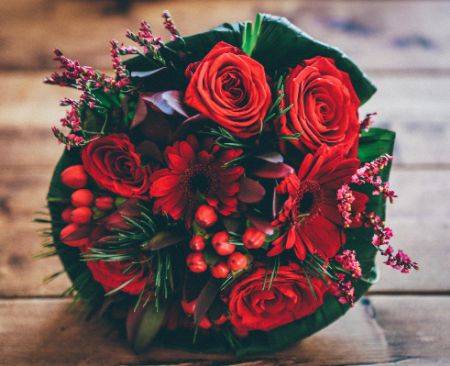 Soll ich zum ersten Date rote Rosen mitbringen als Geschenk das sind die kleinen Helferlein für dein Treffen mit ihr