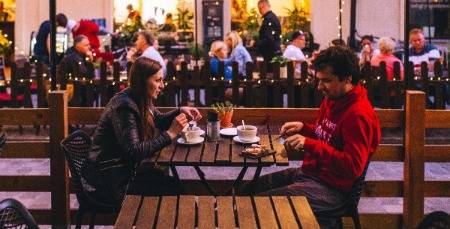 Die besten Speed Dating Tipps Pärchen im Restaurant" class="wp-image-10055"/><figcaption>Wann springt beim Speed Dating der Funke über?